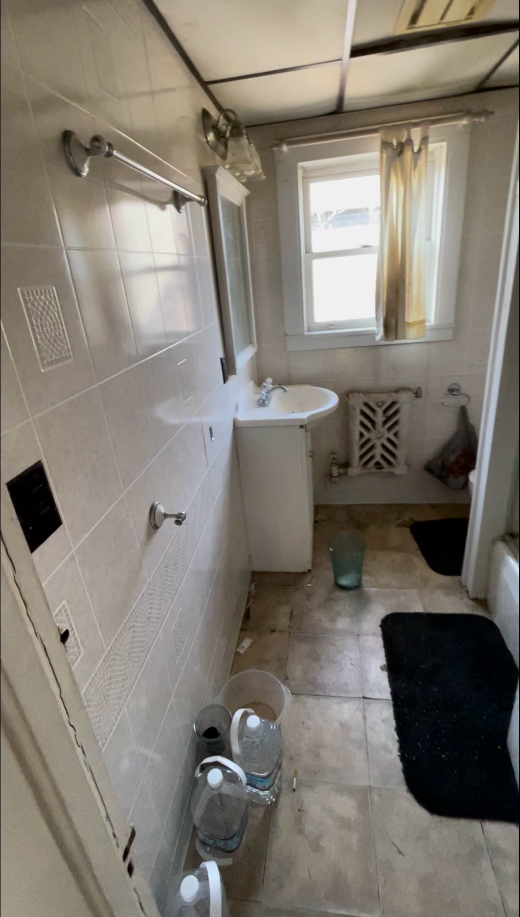 Taylor Avenue bathroom in Scranton before renovation