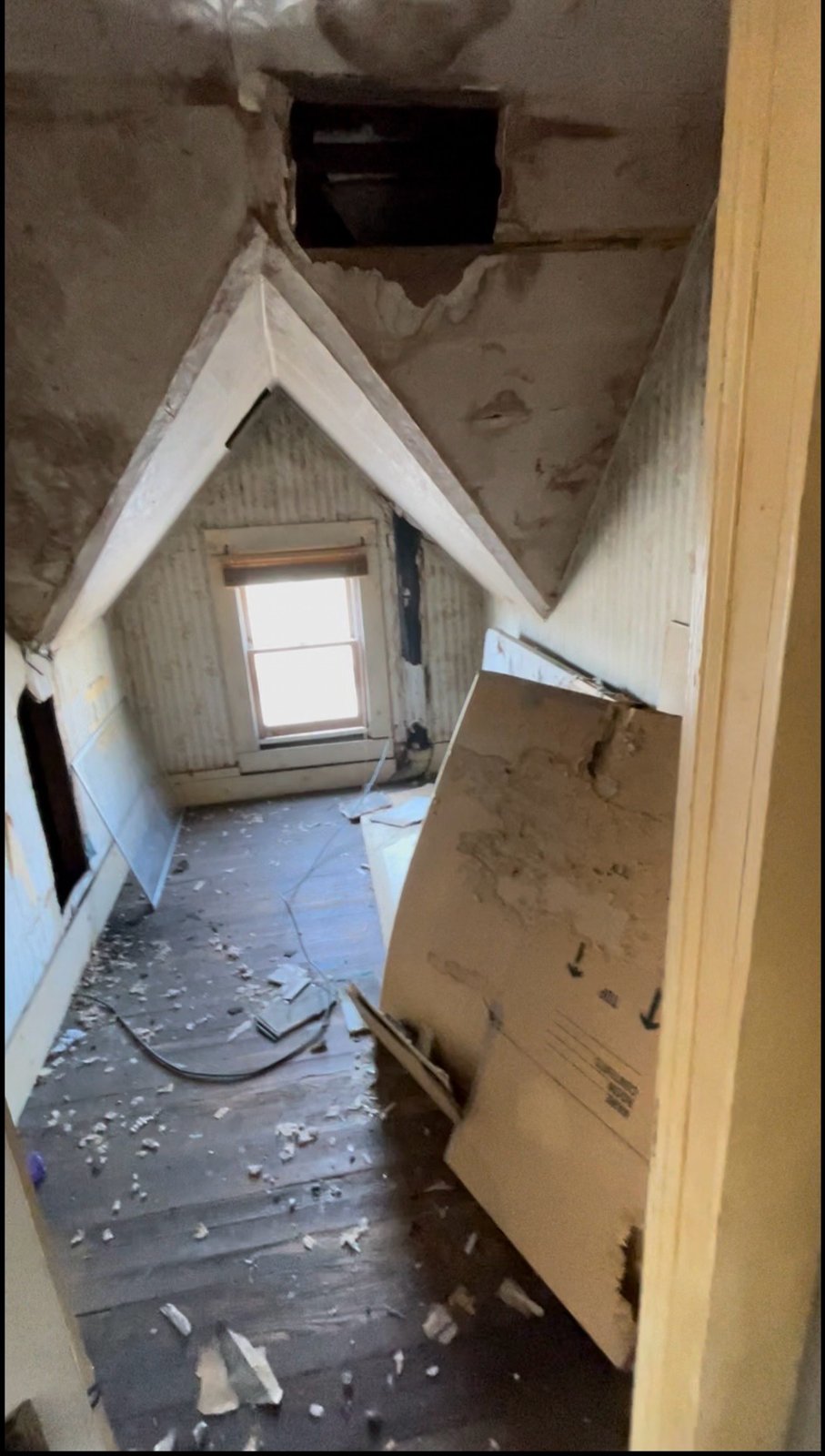 Taylor Avenue attic room in Scranton, before photo